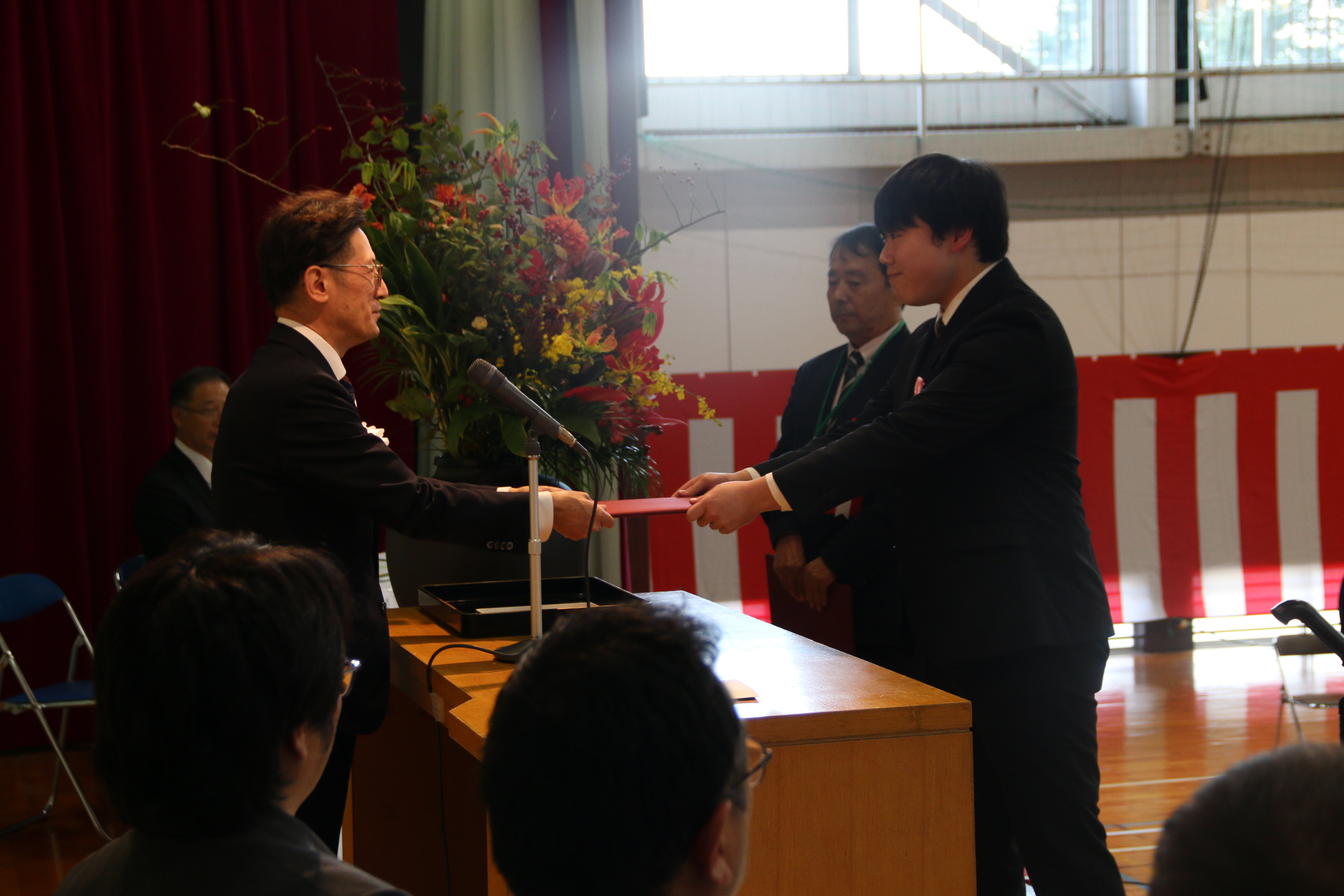 感謝状贈呈(石塚仁様・鯉淵学園学生自治会様) (1).JPG