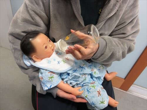 ①3kgの赤ちゃんの人形を抱いて授乳体験_R.JPG